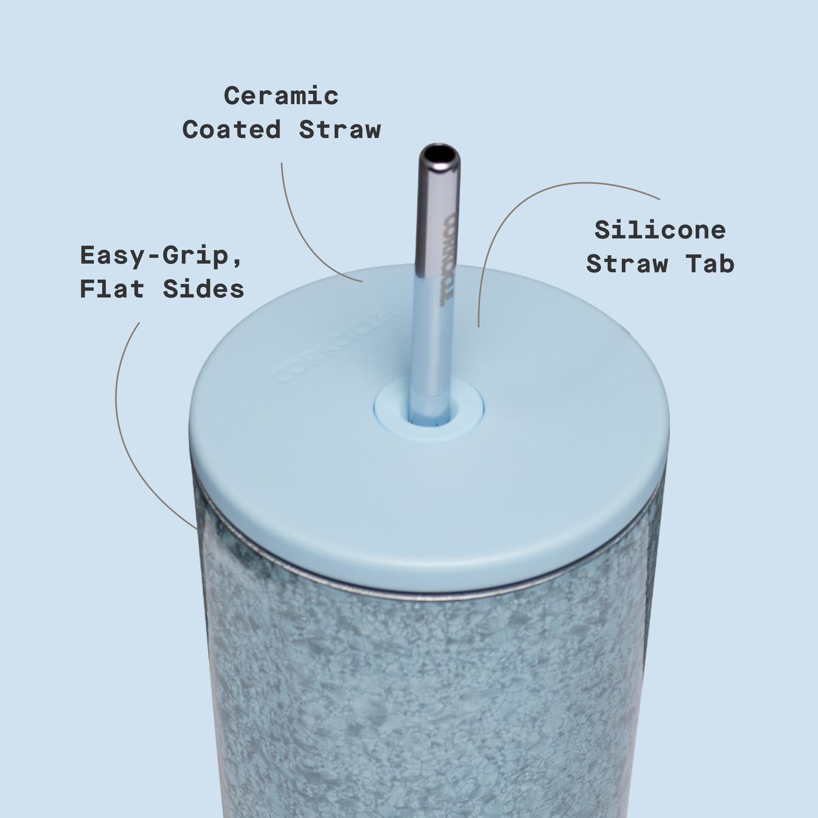 Base antideslizante de Corkcicle Cold Cup mantiene estable el vaso en superficies.