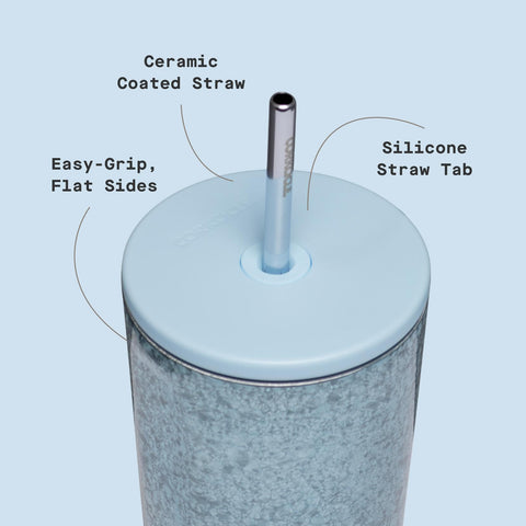 Base antideslizante de Corkcicle Cold Cup mantiene estable el vaso en superficies.