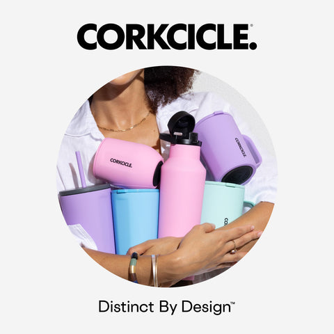 Diseño cómodo para llevar y beber en movimiento con Corkcicle.