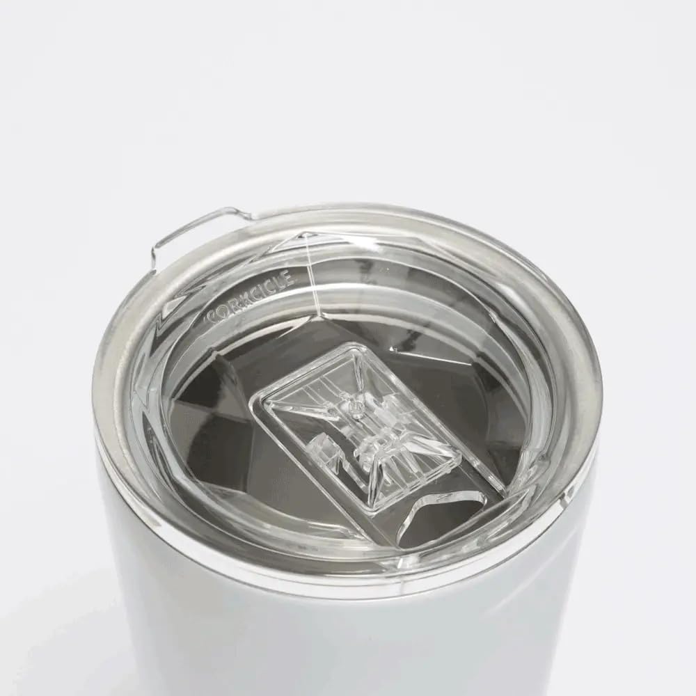 Taza térmica Corkcicle para bebidas calientes y base antideslizante estable.