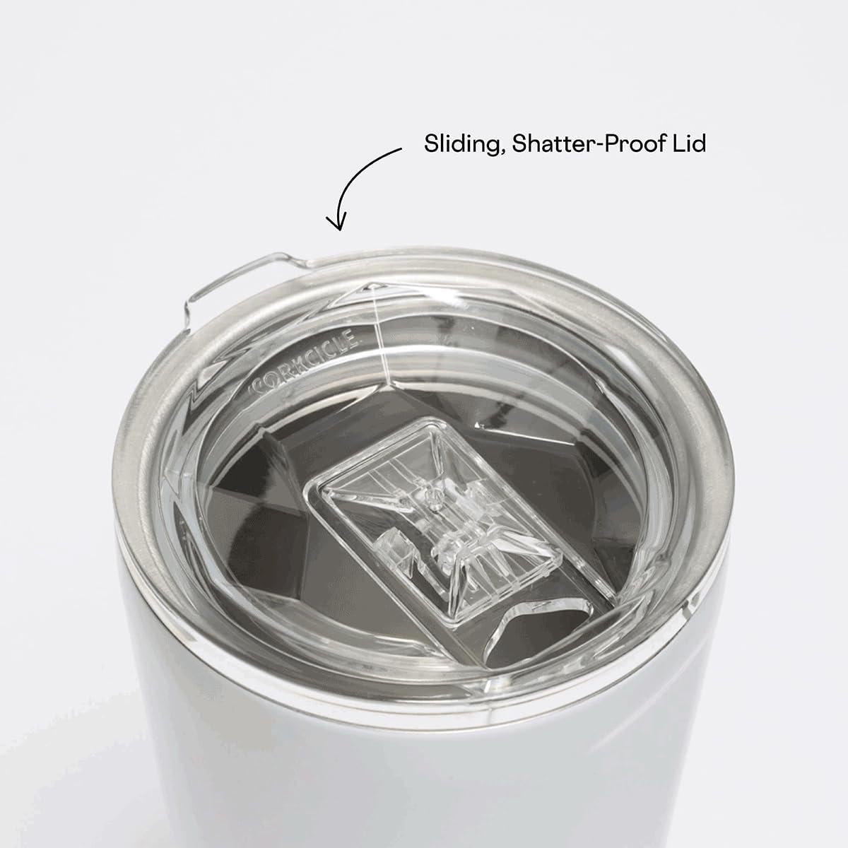 Tapa con sellado del Corkcicle Marvel Tumbler para transporte sin derrames.