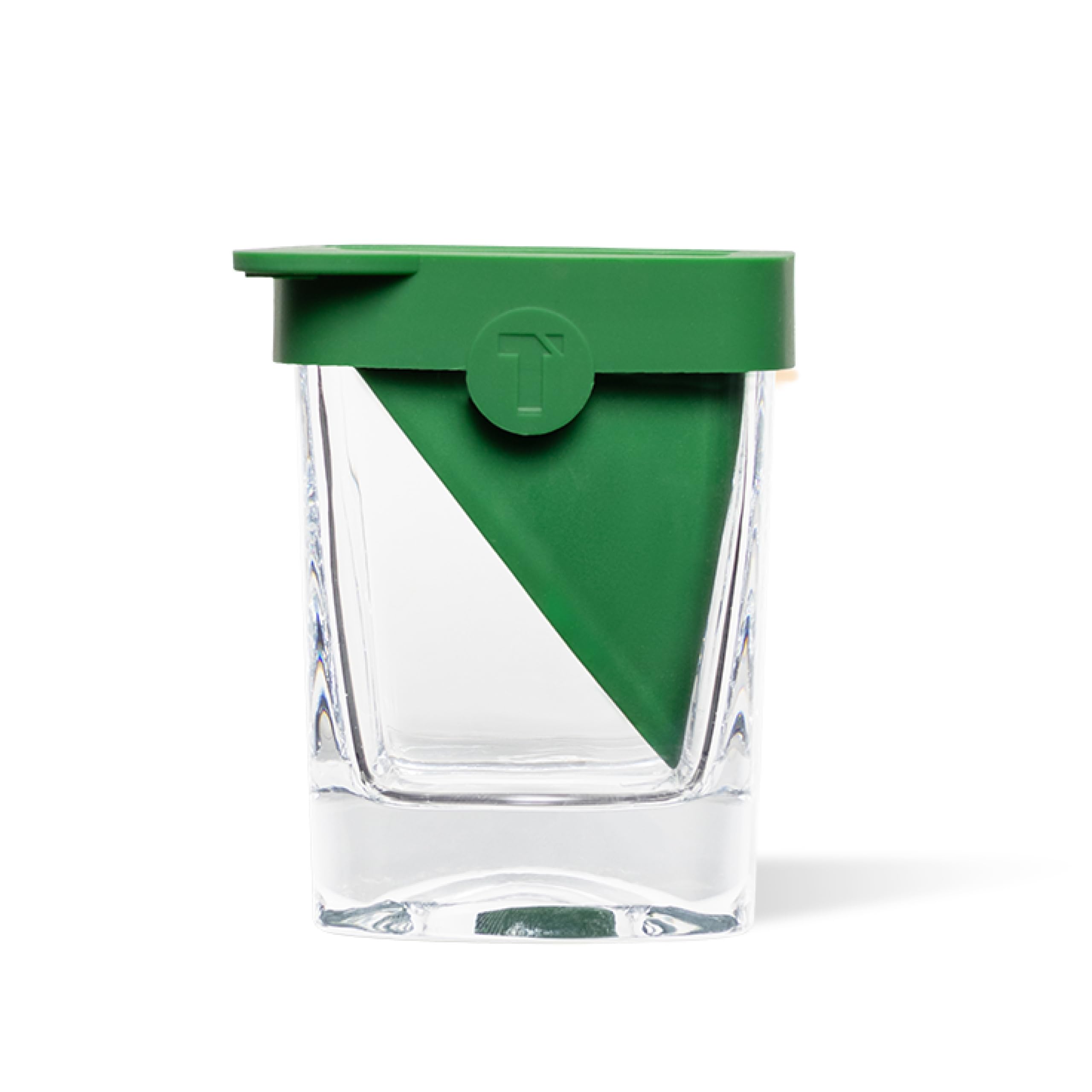 Corkcicle Premium Old Fashioned Glass con molde de hielo de silicona enfriando sin diluir.