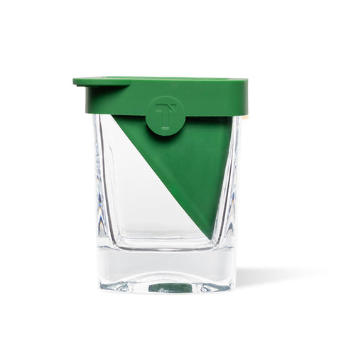 Corkcicle Premium Old Fashioned Glass con molde de hielo de silicona enfriando sin diluir.