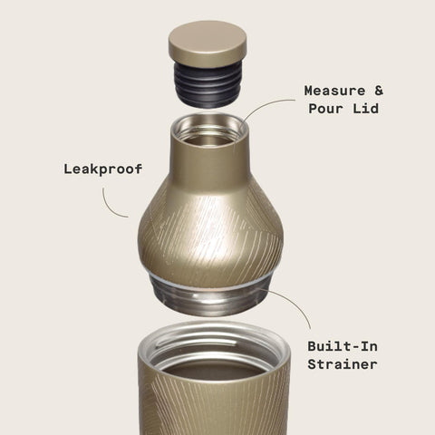 Shaker Corkcicle con diseño ergonómico y lados planos para agarre seguro.