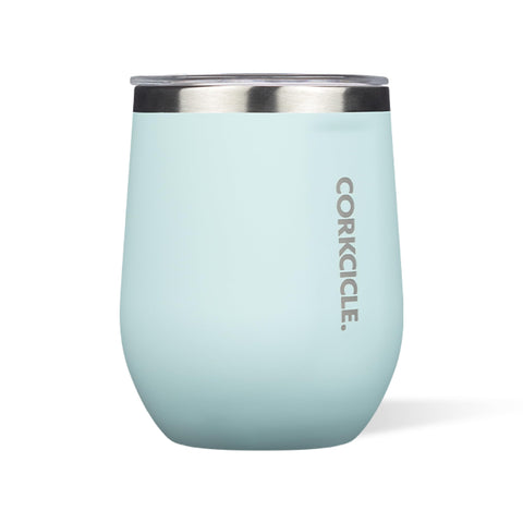 Corkcicle Stemless 12 oz frente del vaso en azul polvo, mantiene bebidas frías.