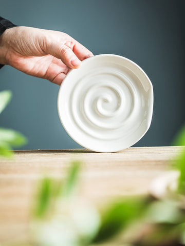 Cormomu acabado liso de porcelana, tacto suave y limpieza fácil