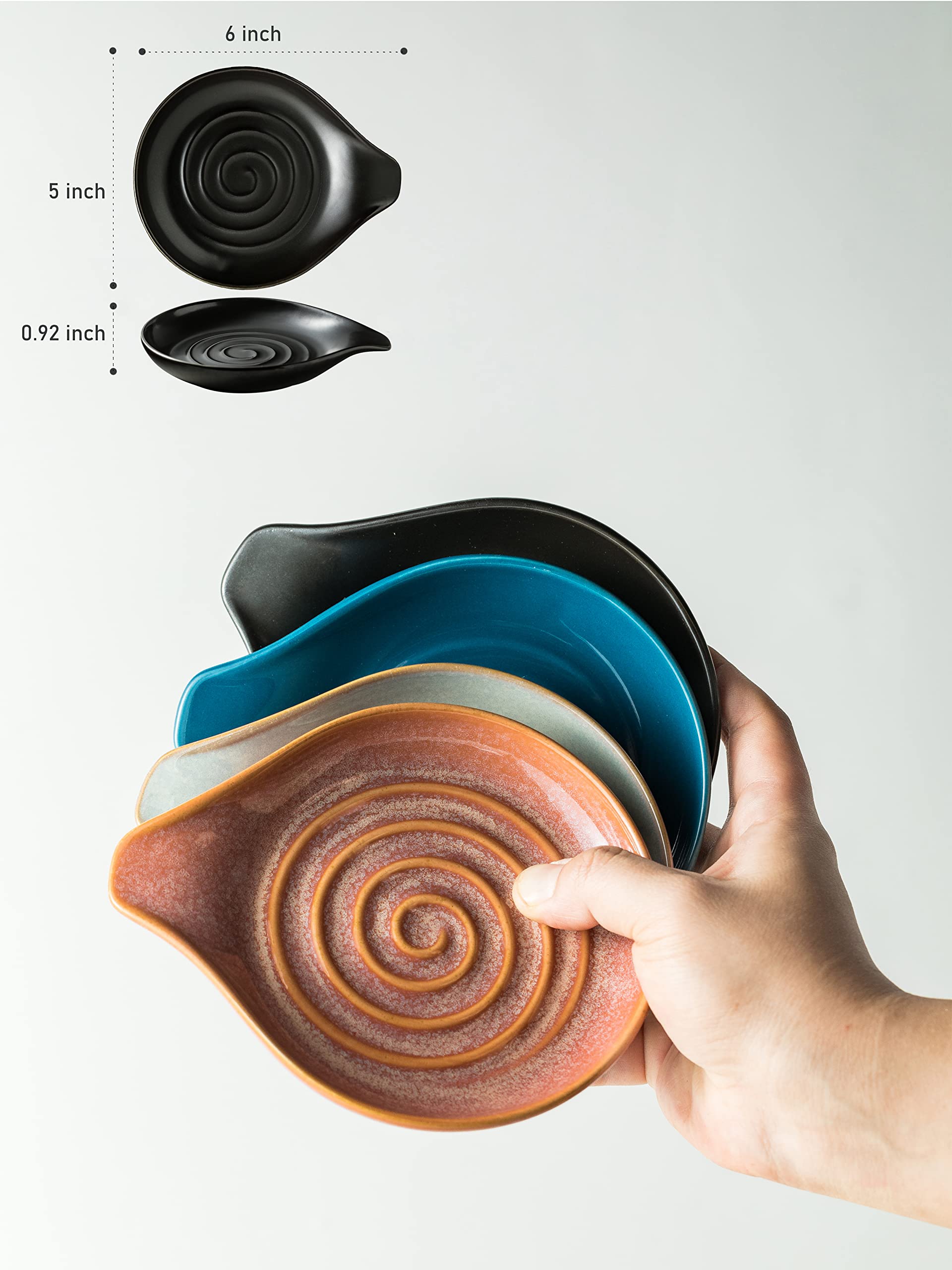 Detalles de diseño en negro con espiral para un toque decorativo.