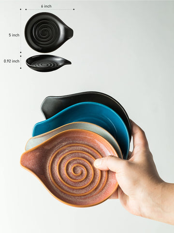 Detalles de diseño en negro con espiral para un toque decorativo.
