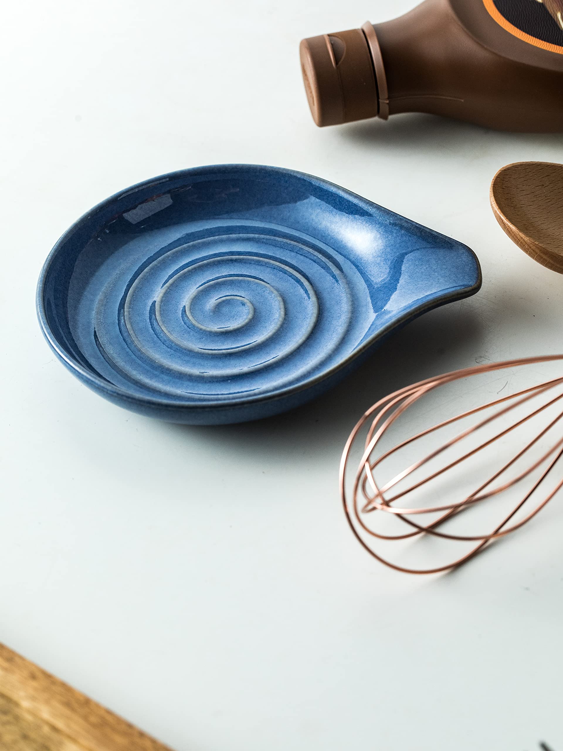 Cormomu diseño decorativo en reposacucharas azul que complementa la encimera.