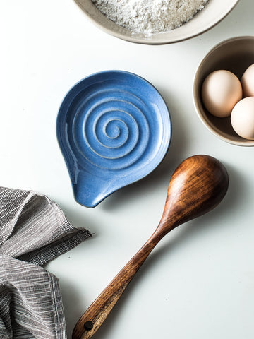 Cormomu reposacucharas cerámico azul resistente para uso diario en la cocina.