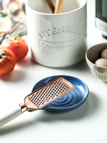 Cormomu regalo práctico para cocinas: reposacucharas azul de cerámica.