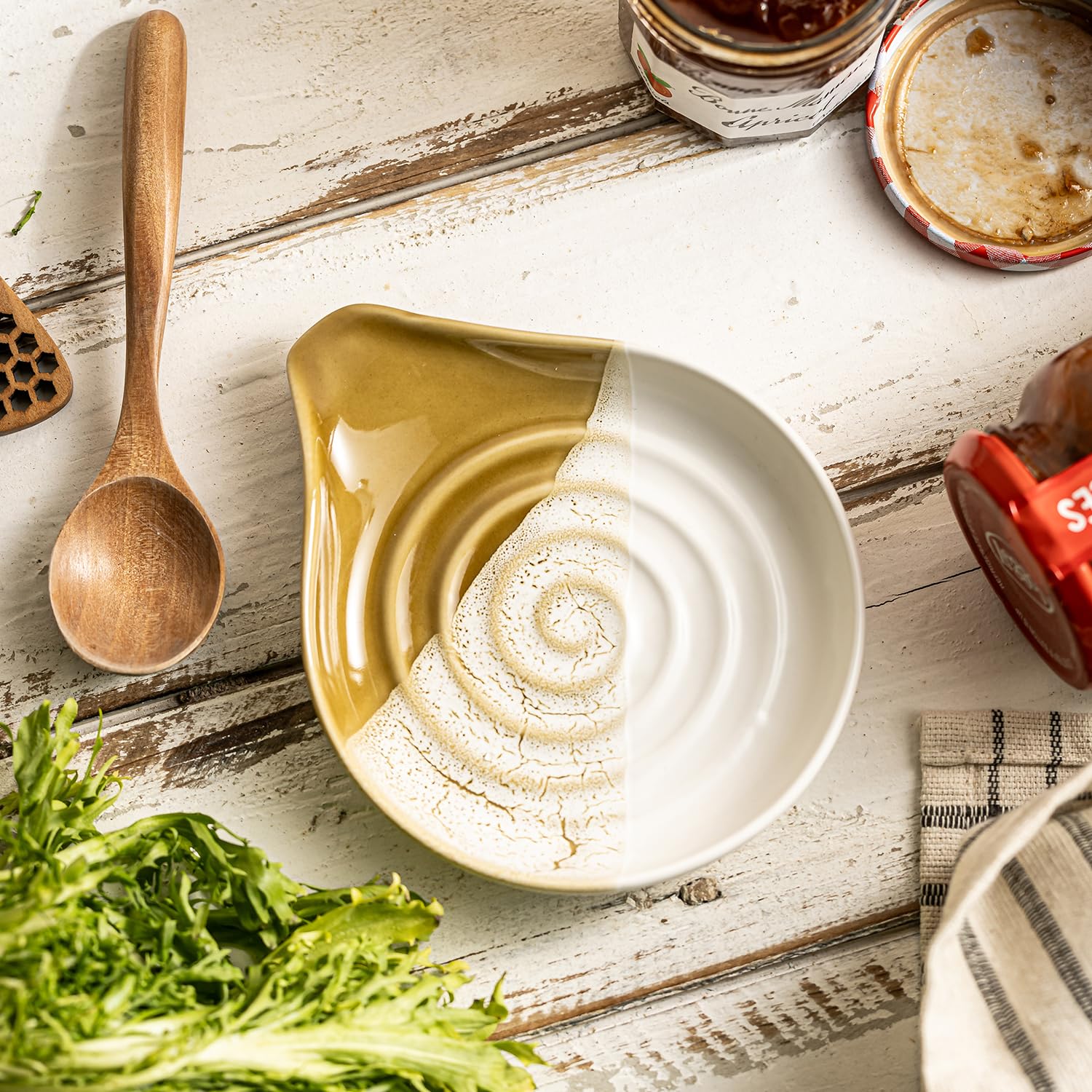 Cormomu reposacucharas cerámico con diseño glaseado ondulado aporta estilo a la cocina.