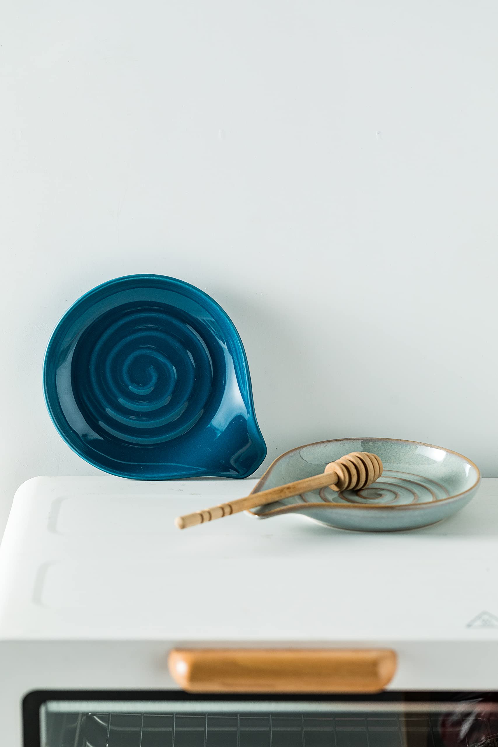 Cormomu superficie fácil de limpiar cerámica azul, reposacucharas para cocinas modernas.