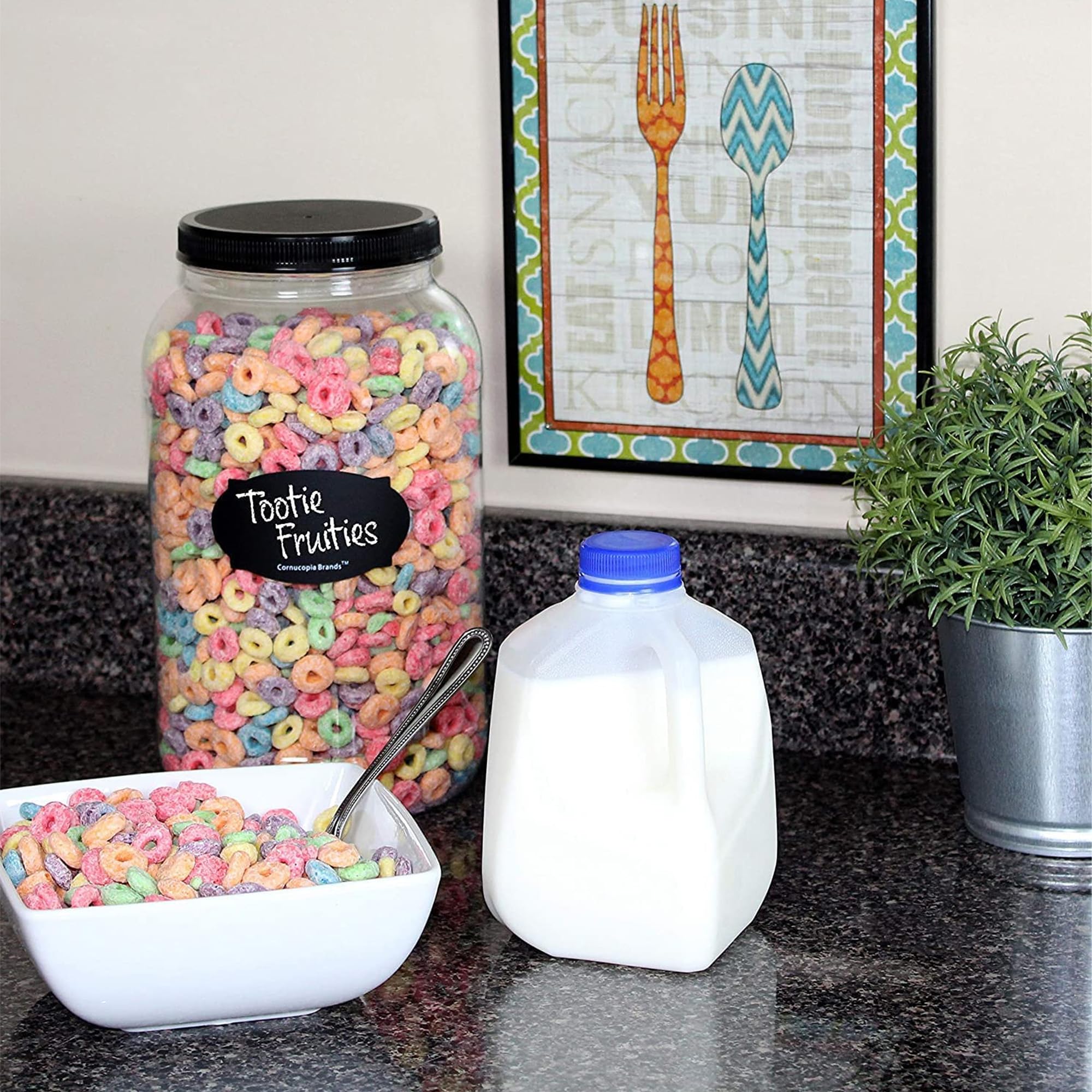 Tarro práctico de Cornucopia Brands para manualidades y almacenamiento de colecciones.