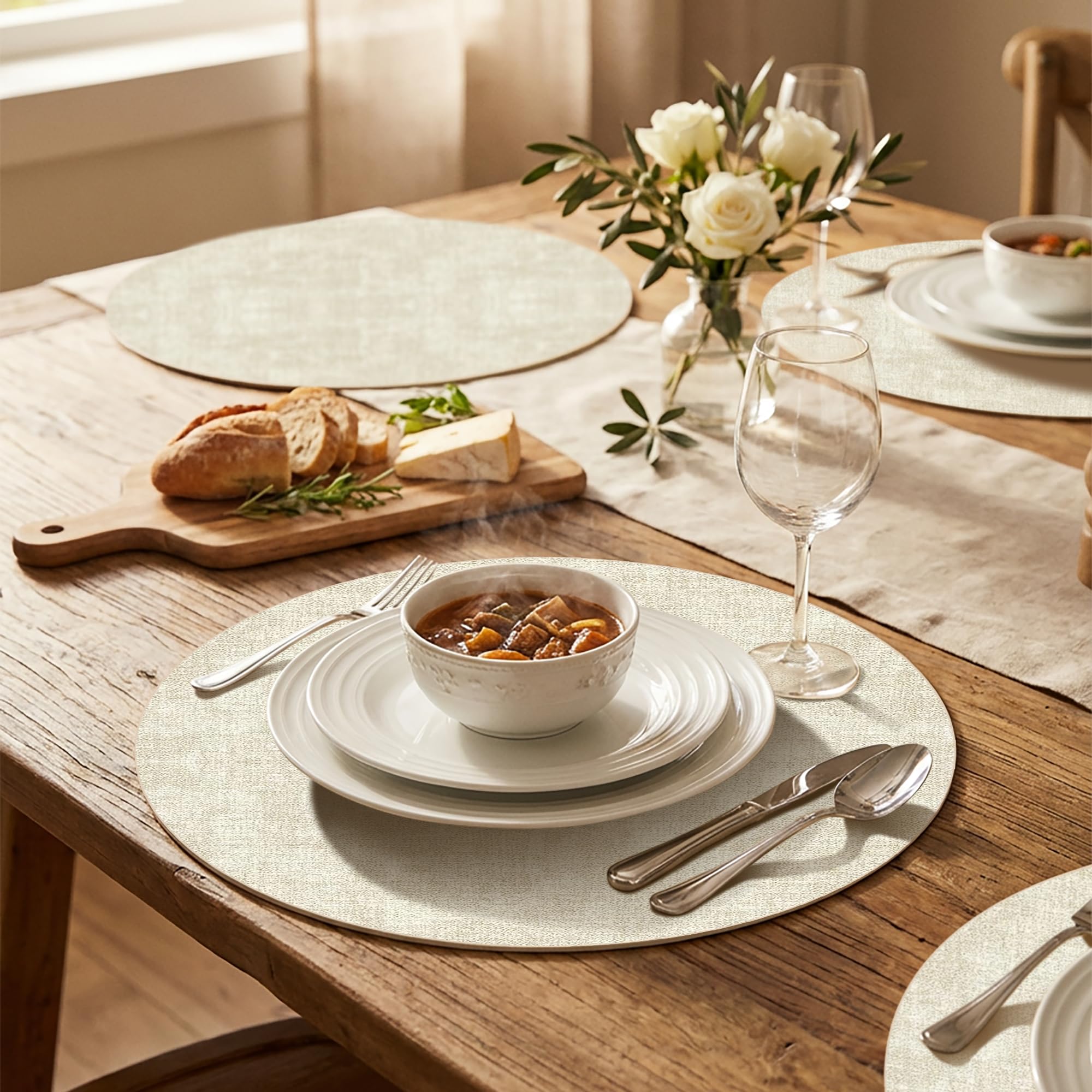 COSMOCASA mantel antideslizante beige evita deslizamientos durante la comida.