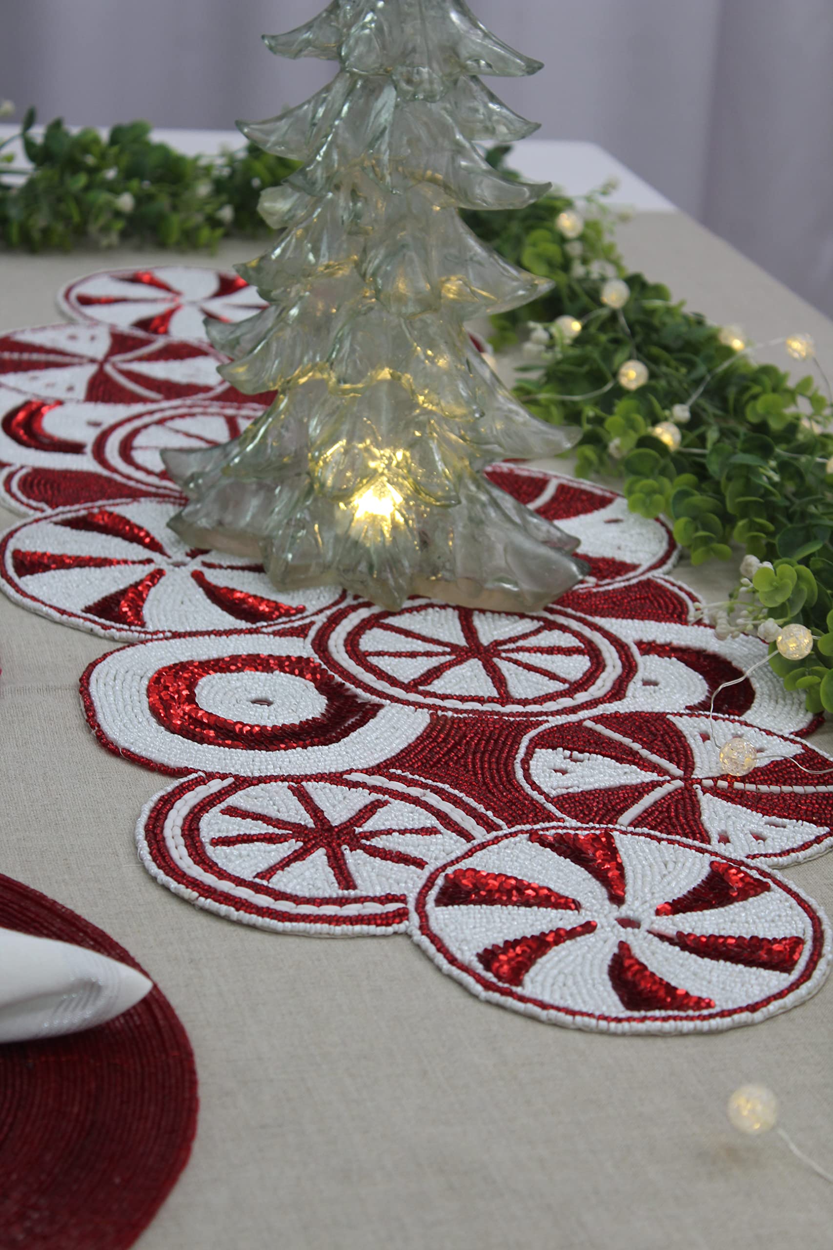 Camino de mesa sobre mesa de comedor para ocasiones festivas.
