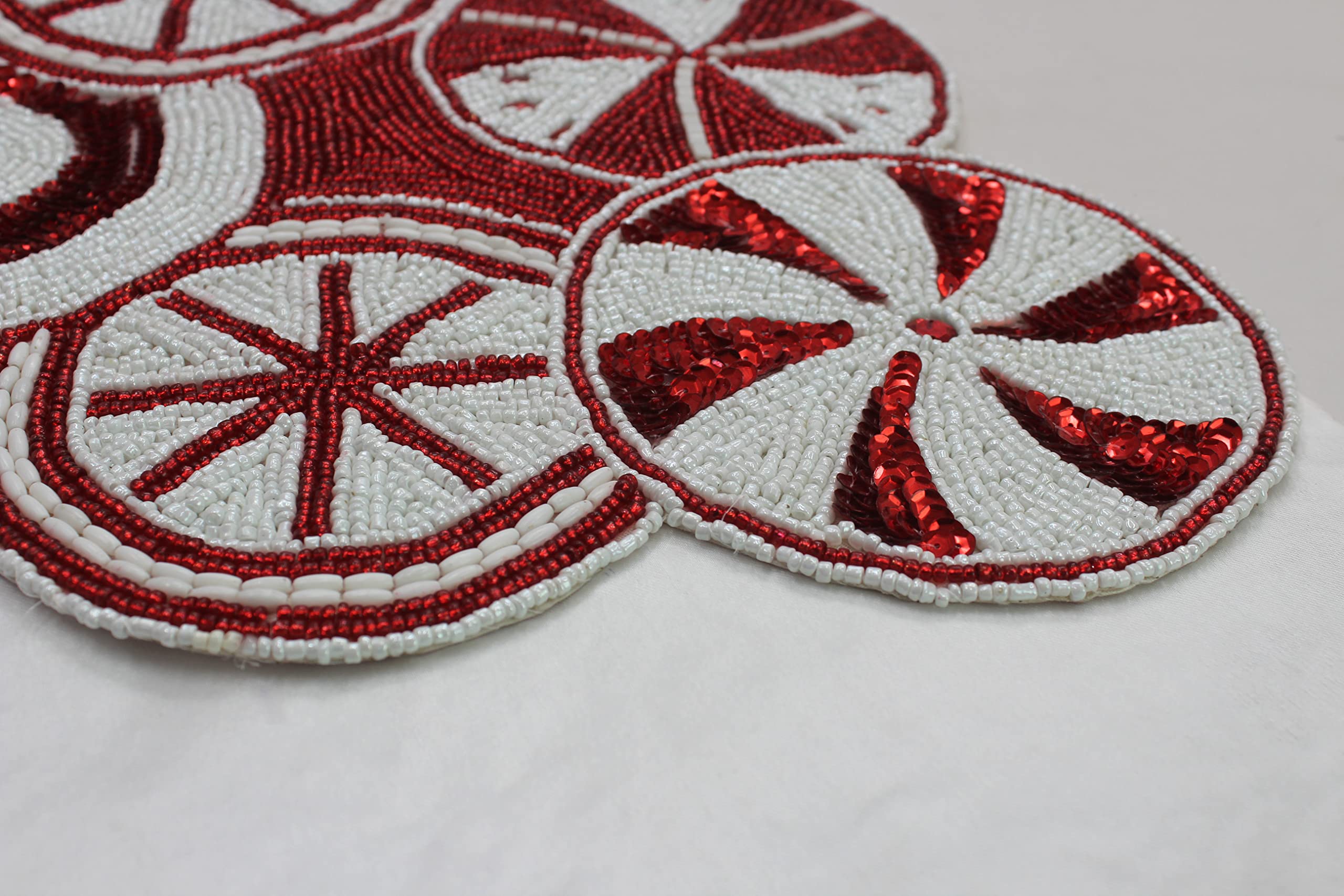 Camino de mesa de COTTON CRAFT colocado sobre un mueble para iluminación decorativa.