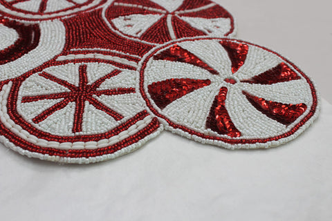 Camino de mesa de COTTON CRAFT colocado sobre un mueble para iluminación decorativa.