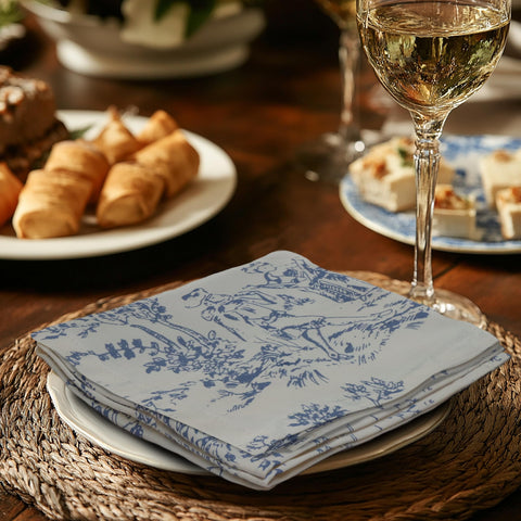 Detalle del diseño toile francés en azules para mesas de ocasión