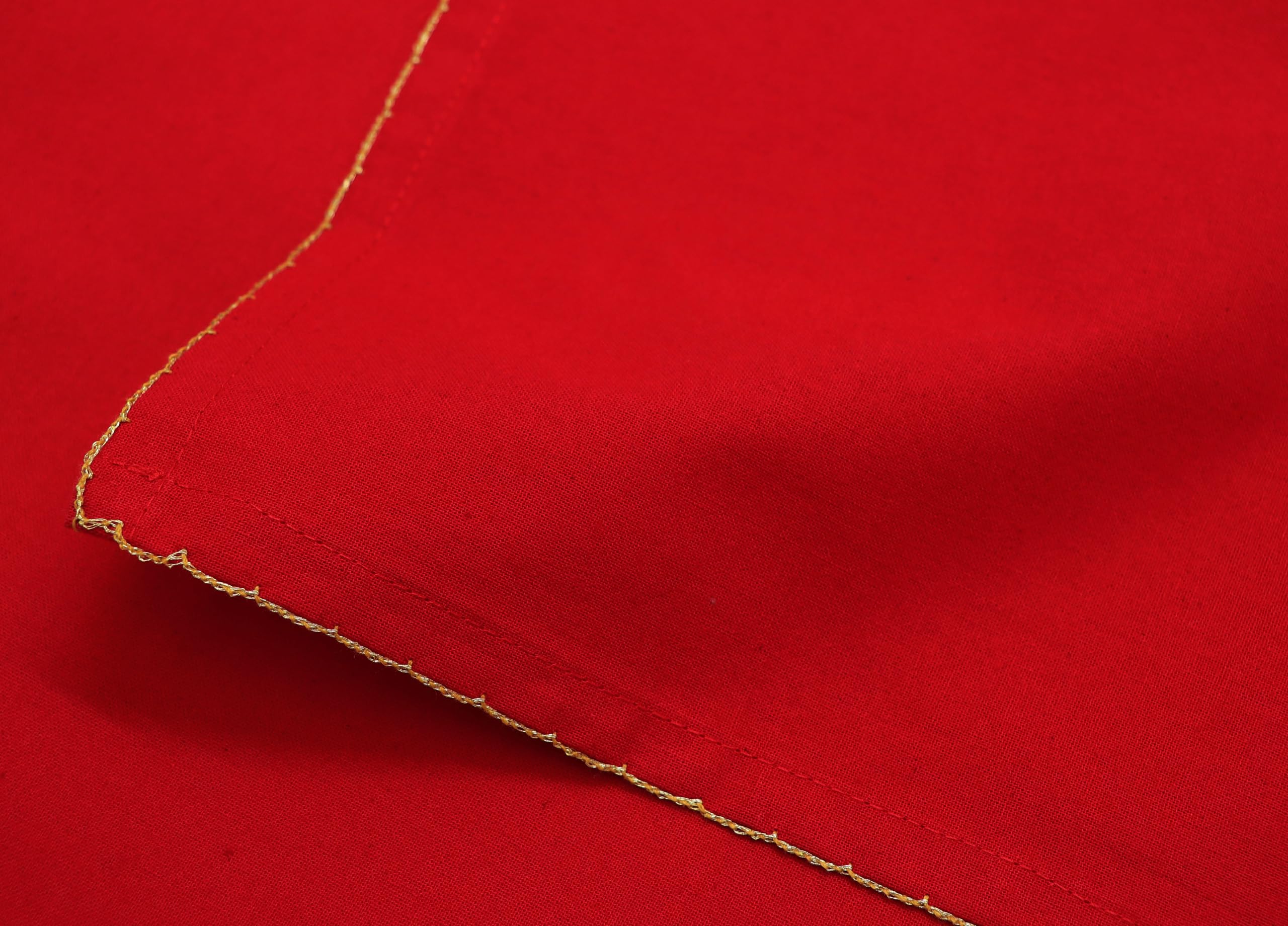 Mesa de fiesta con servilletas rojas de COTTON CRAFT.