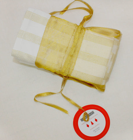Cotton Craft bordes blanco y oro para un toque sofisticado.