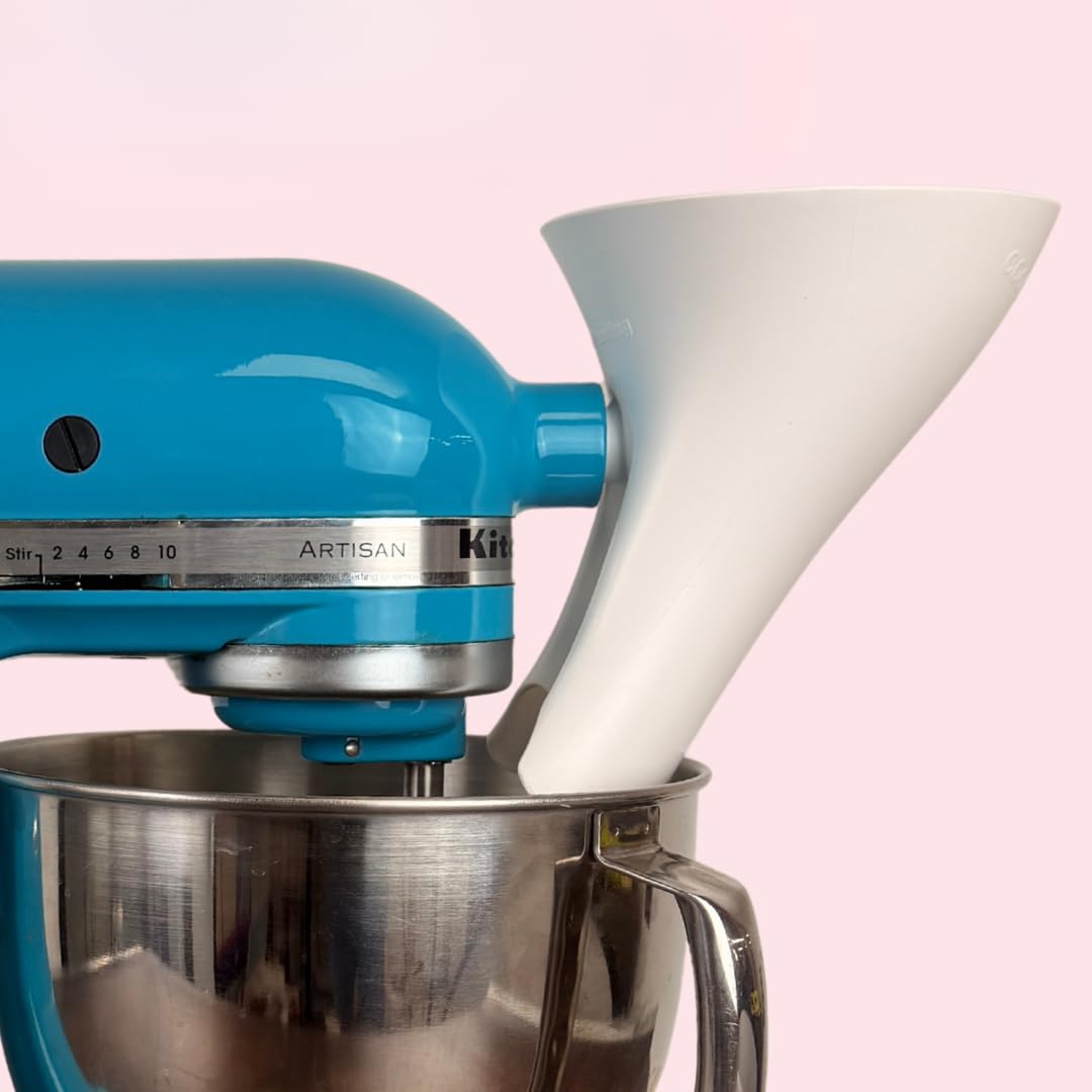 Countess Flour Funnel blanco acoplado a la batidora para verter harina con precisión.