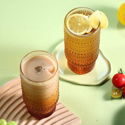 Vaso Cowjut ámbar con patrón texturizado, ideal para cócteles