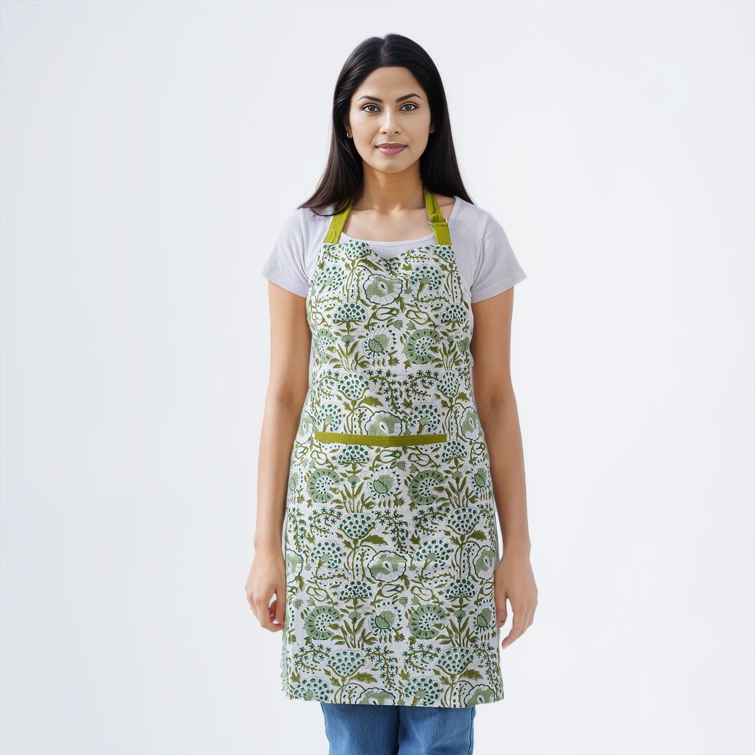 CPC COTTON PRINT CLUB delantal con bolsillos centrales para guardar recetas y teléfono.