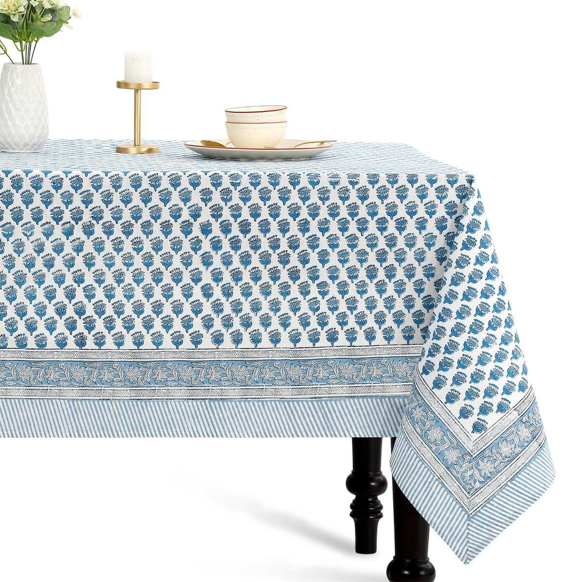 Mantel CPC Cotton Print Club, azul floral, ideal para cenas elegantes al aire libre.