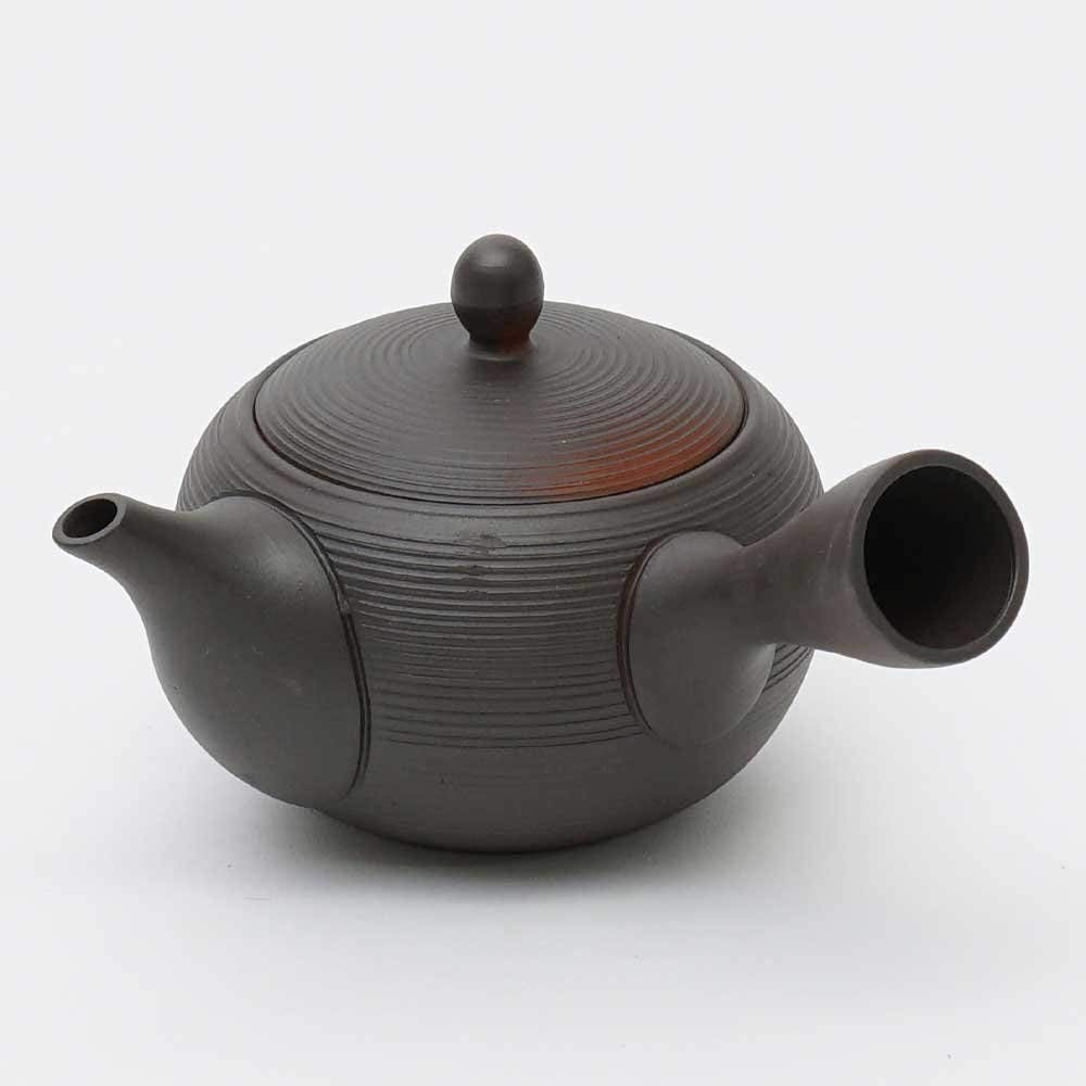 Detalle de tapa y pico en CPWGSM Kyusu Tokoname, arte cerámico y control de vertido.