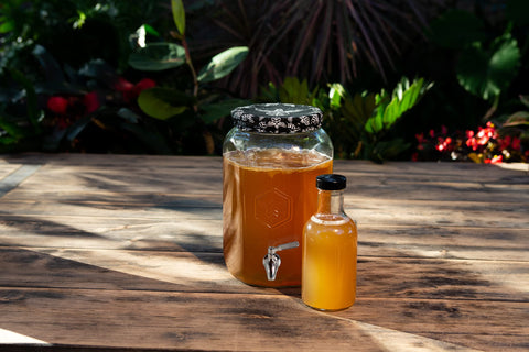 Craft A Brew Jarra de fermentación casera para kombucha con diseño artesanal.