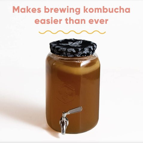 Craft A Brew Jarra incluye funda de tela elástica para protección y estilo.