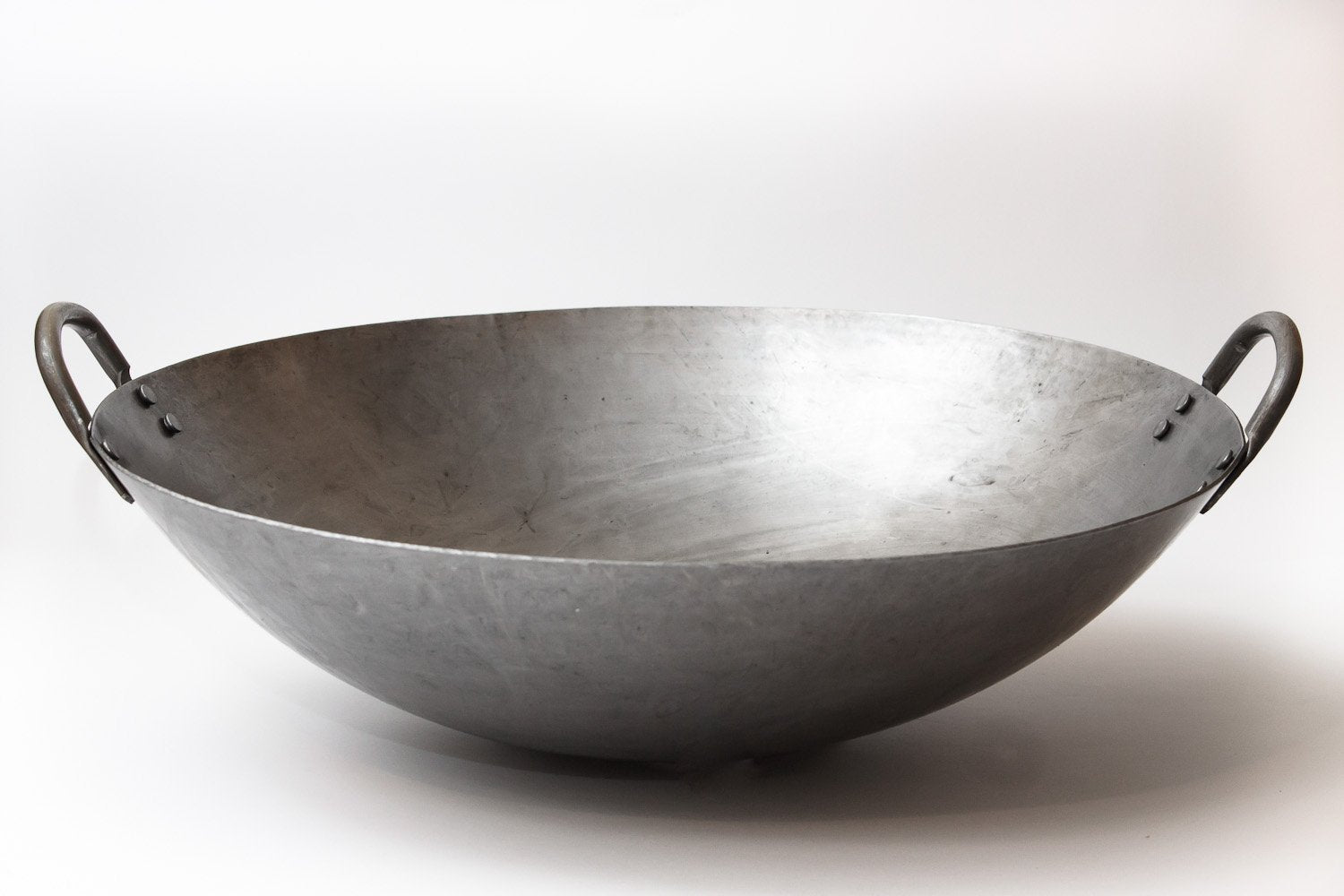 Craft Wok hecho a mano en Guangzhou, calidad artesanal para uso diario.