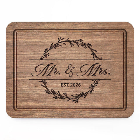 Craftique tabla de corte nogal grabada Sr y Sra EST 2026, regalo memorable para bodas.