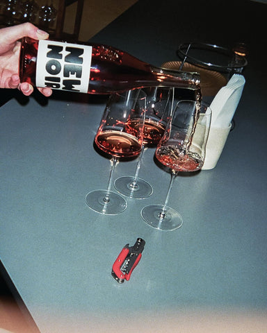 Craighill Best Wine Key, en uso, abre una botella con estilo y control.