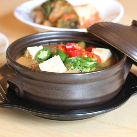 Crazy Korean Cooking Dolsot listo para servir en mesa caliente