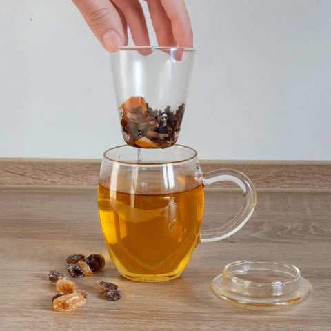 Creano vaso de té con tapa para evitar salpicaduras al verter.