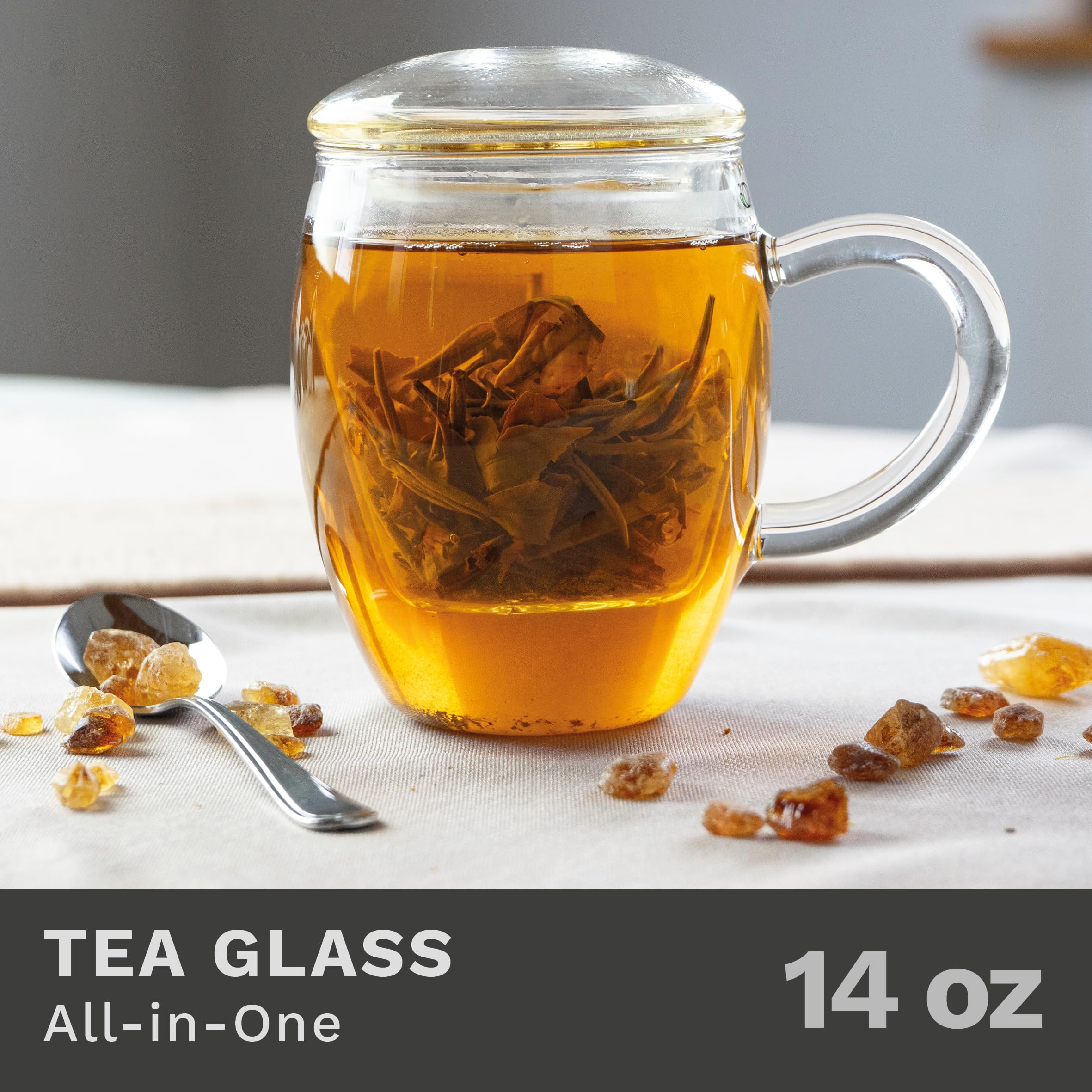 Creano vaso de té de vidrio transparente, observa el color de la infusión.