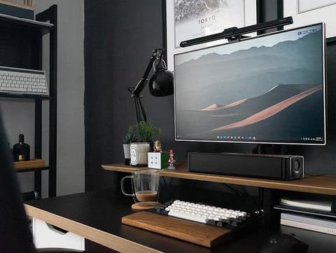 Creative Stage SE 2.0, diseño bajo monitor para ahorrar espacio