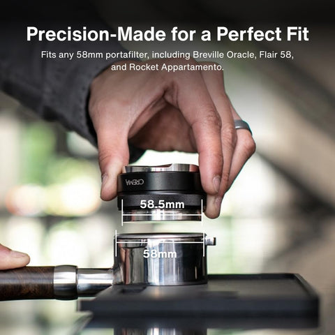 CREMA tamper-59mm en mano para control de presión preciso.