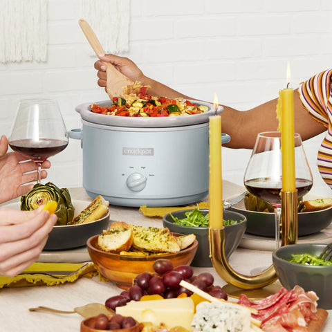 Recipiente Crock-Pot apto para lavavajillas y horno, limpieza fácil y uso versátil.
