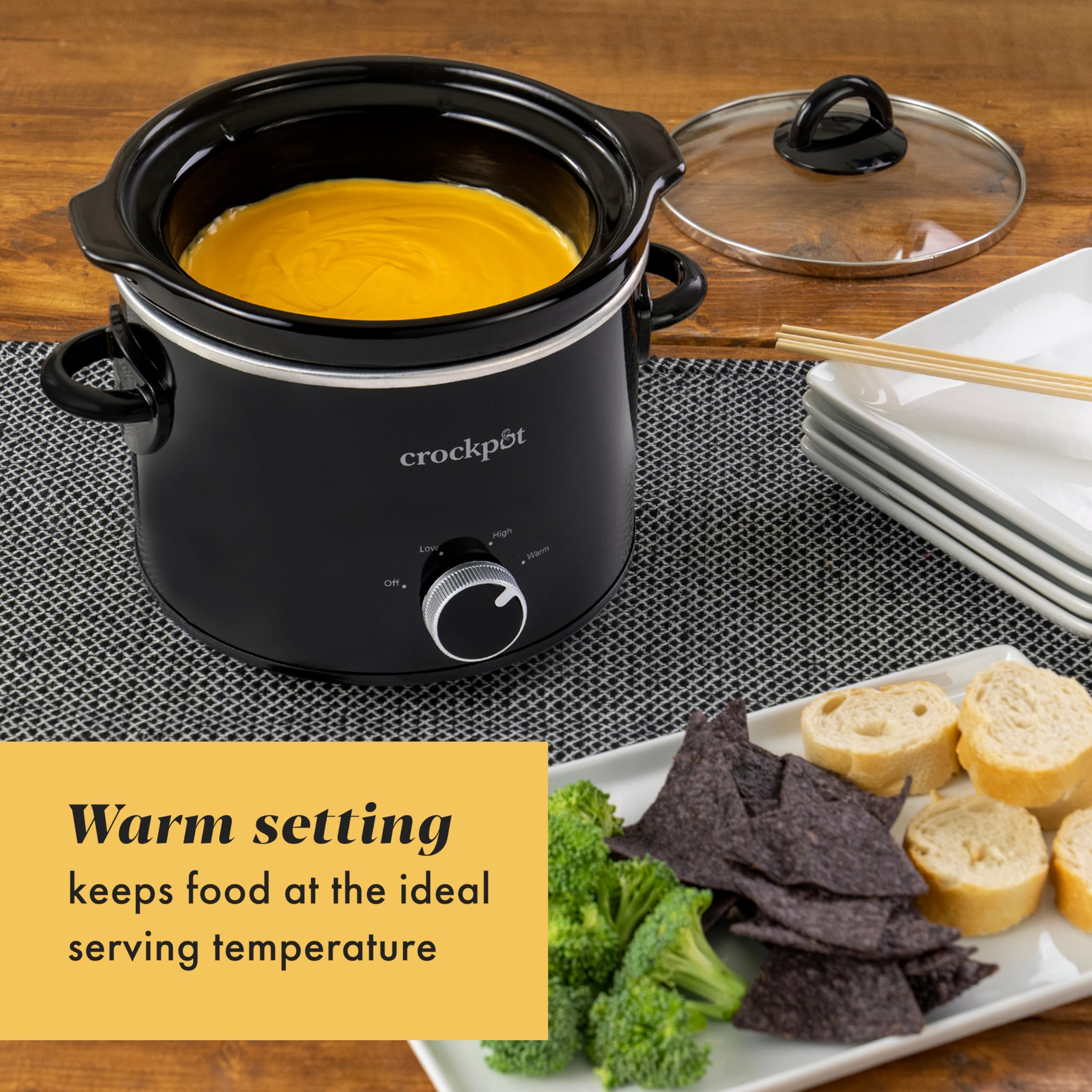 Crock-Pot en uso con dip cremoso listo para servir en reunión pequeña