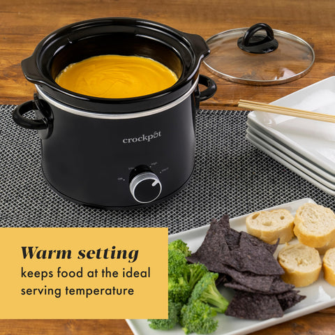 Crock-Pot en uso con dip cremoso listo para servir en reunión pequeña