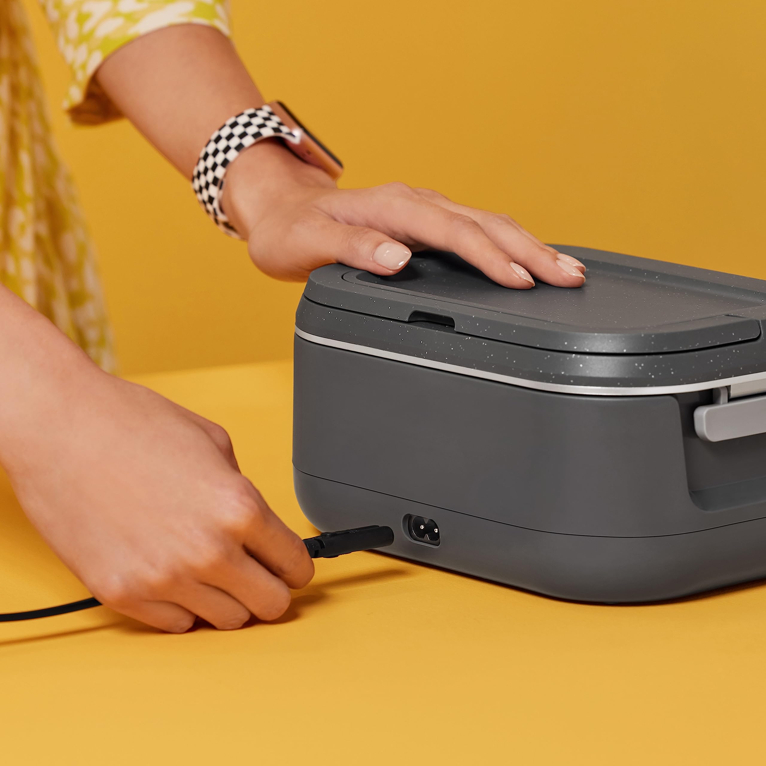 Crock-Pot GO diseño ergonómico con asa para viaje diario.