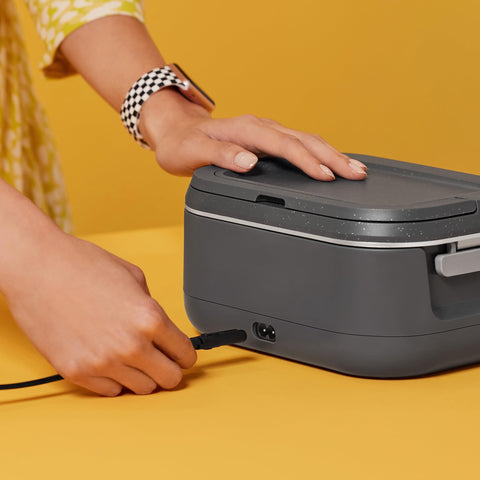 Crock-Pot GO diseño ergonómico con asa para viaje diario.