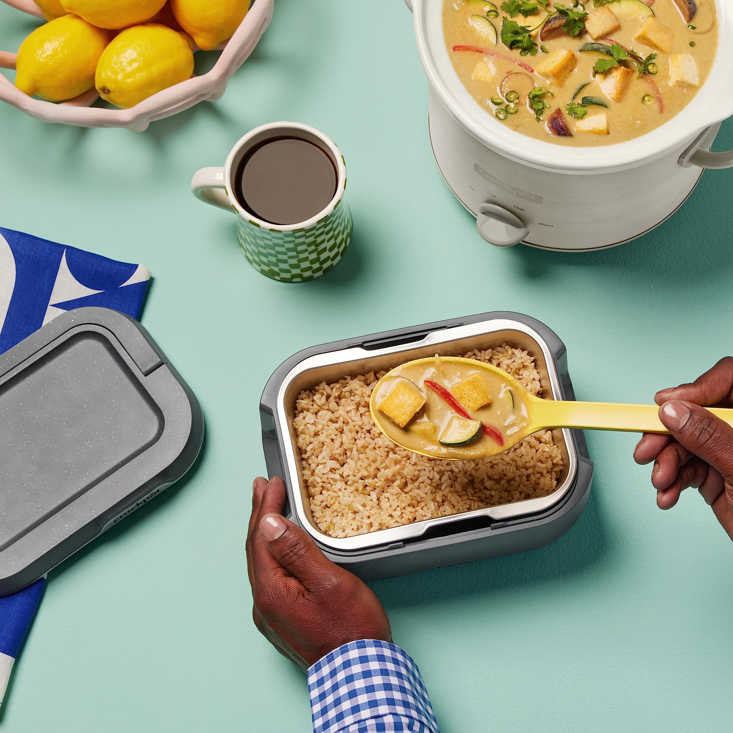 Uso práctico en trabajo o escuela para mantener la comida caliente.