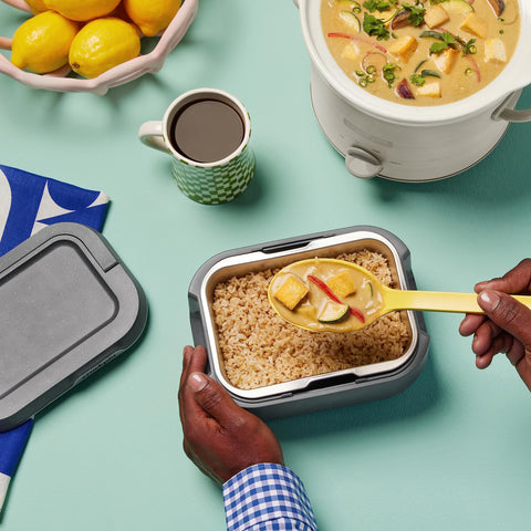 Uso práctico en trabajo o escuela para mantener la comida caliente.