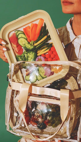 Crudités bandeja abierta con snacks, ideal para picnic rápido.