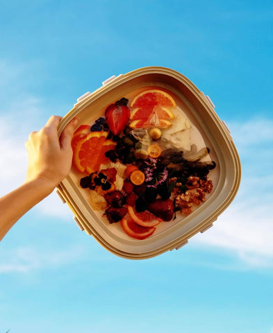 Crudités: borde suave y tapa segura para transportar snacks.