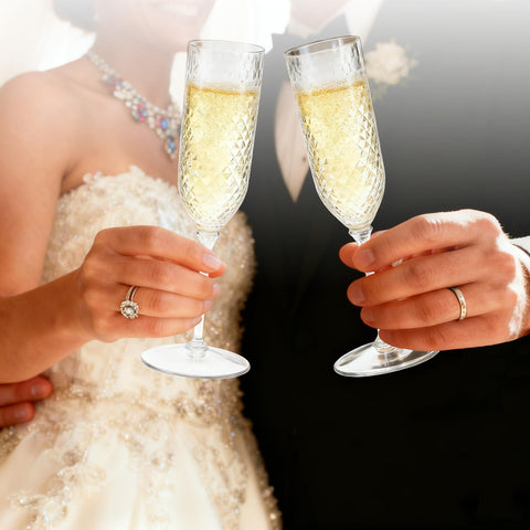 CrysParty brindis en bodas y eventos con copas acrílicas.